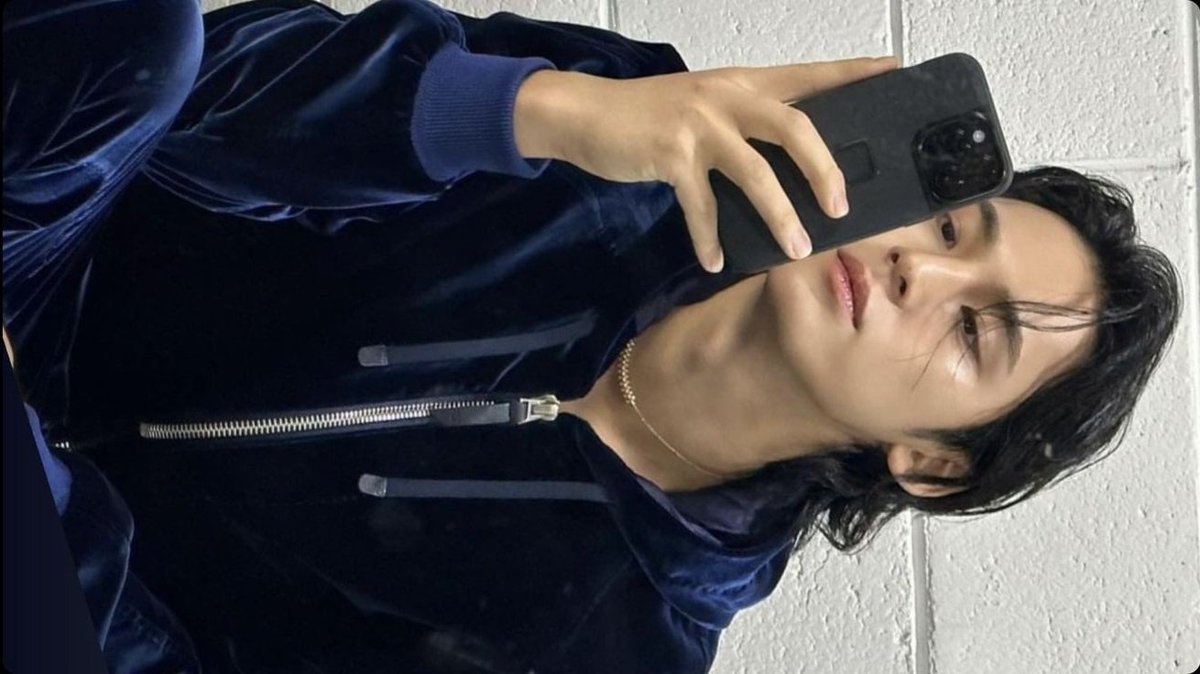 mingyuvillle's tweet photo. mingyu mirror selcas are really top tier https://t.co/lJzdjr0IwN