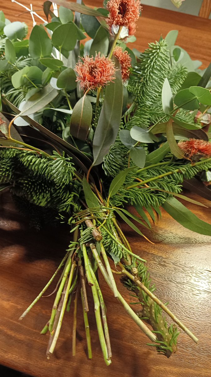 Aprendre a fer rams amb la tècnica de l'espiral al taller d'art floral de Nadal.
Gràcies, <a href="/AmicsdeLaRambla/">Amics de La Rambla</a> <a href="/GremiFloristesc/">Gremi Floristes</a>  #EspaiBoqueria #Nadal 🎄 #ArtFloral