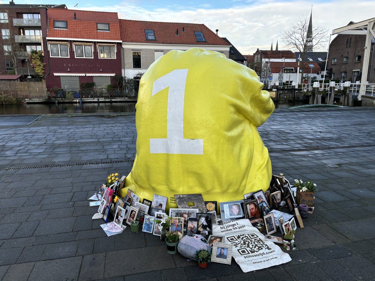 GemeenteGouda's tweet photo. Het beeld Stille strijd van kunstenaar SAZZA staat vanaf vandaag op het Erasmusplein in Gouda. 💛 

Het kunstwerk vraagt aandacht voor depressies en zelfdoding, de belangrijkste doodsoorzaak bij jongeren onder de 30 jaar. 

Het beeld staat er tot en met 16 december. https://t.co/gwH17tMwZo