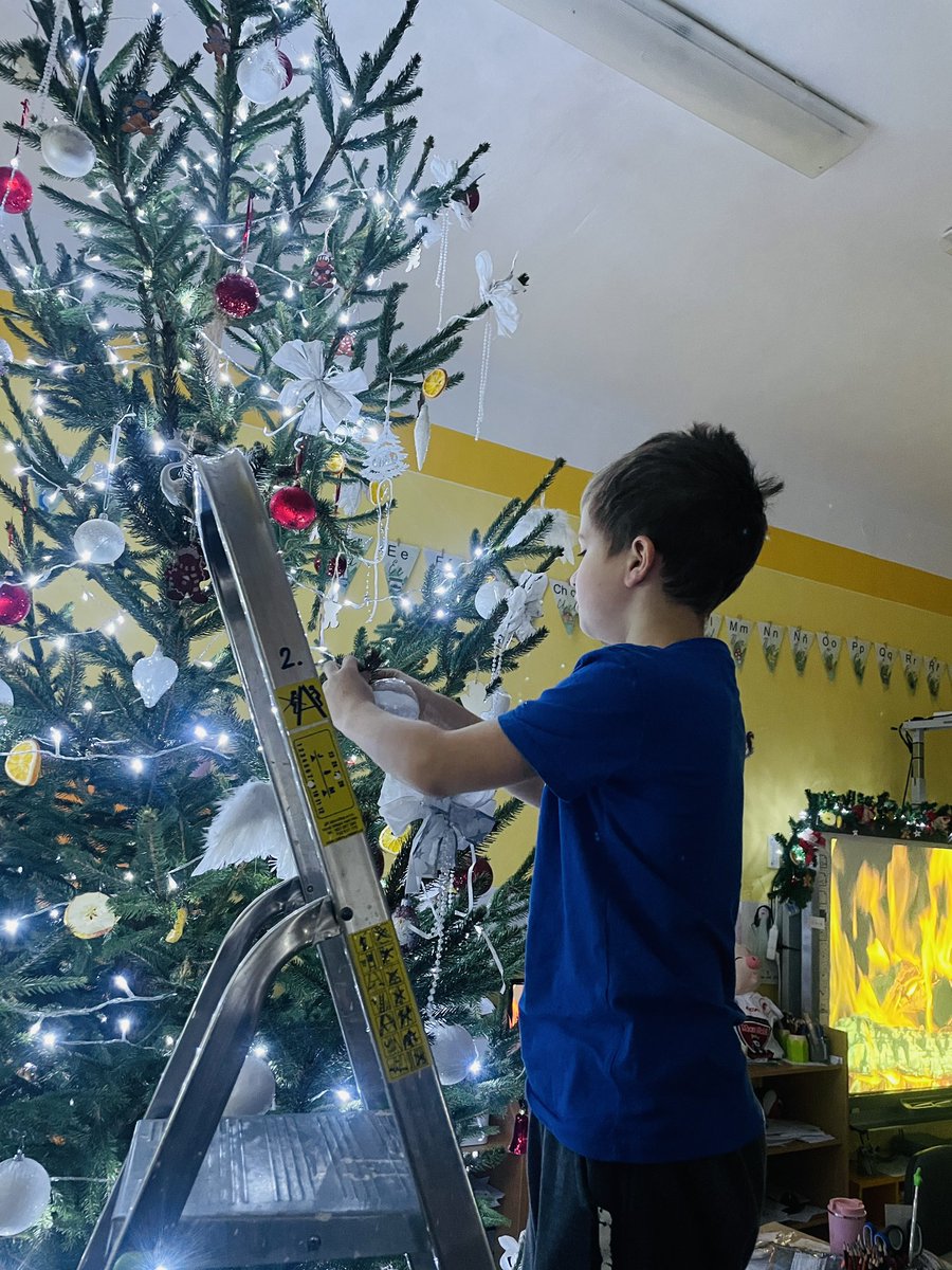 skolamachov's tweet image. ADVENT 🎄☃️❄️
Vánoční stromeček ve 2. třídě a tvoření u ježečků.
#skola #skolka #advent #tvoreni #stromecek #school #kindergarten #creating #tree #christmas #christmastree