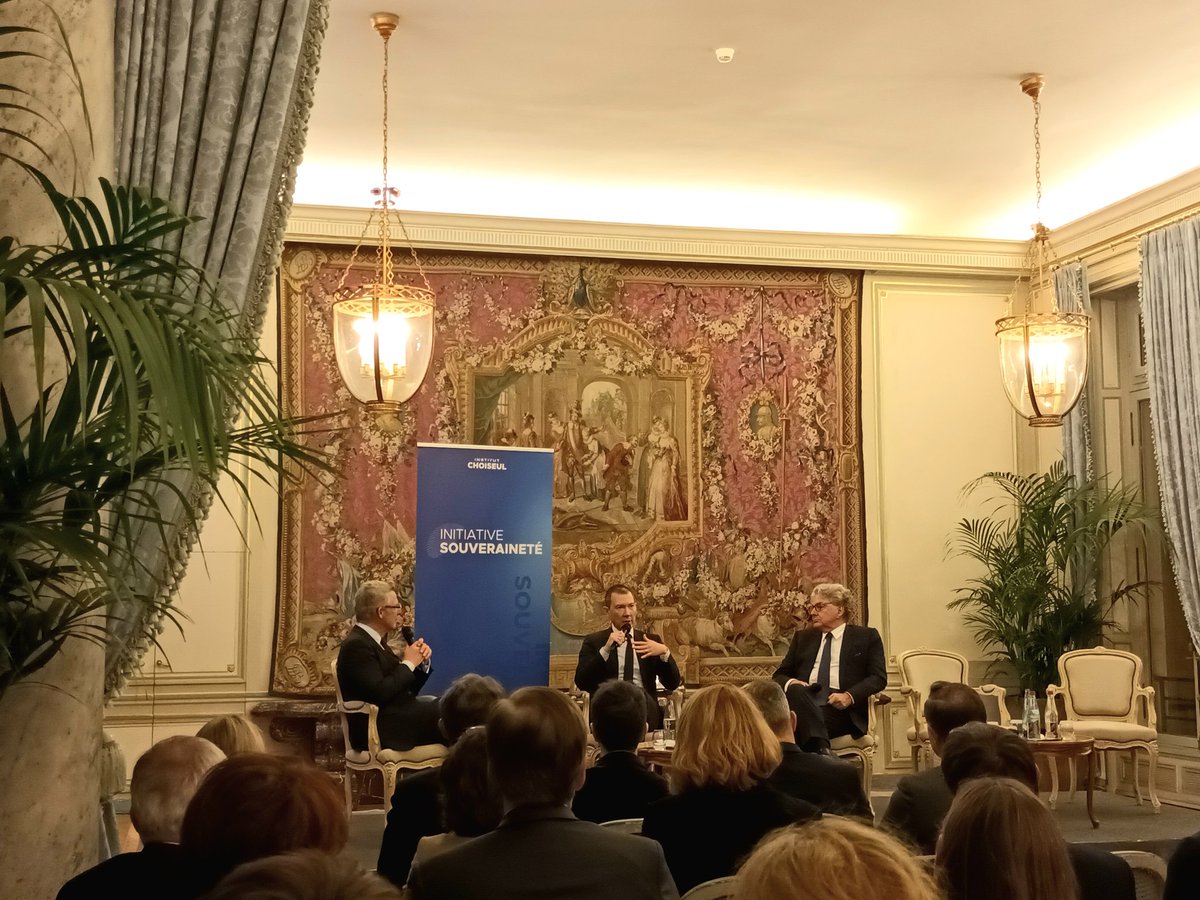 "Nous avons une forte volonté de #décarboner notre industrie mais pas possible si nous n'avons pas les moyens d'investir." ~Benjamin Smith, directeur général de <a href="/AirFranceKLM/">Air France-KLM Group</a>  <a href="/instchoiseul/">Institut Choiseul</a> Série "Initiative Souveraineté"