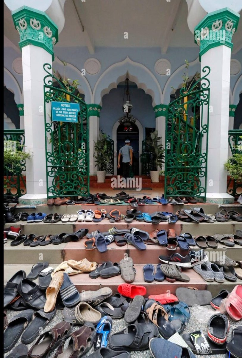 supernovatomy's tweet photo. If you need christmas shoes abeg send me your shoe size I day mosque like this I no get time 😆 https://t.co/cDWp8NRWqU