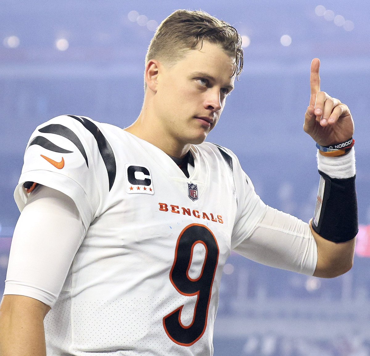 MLFootball's tweet photo. JOE BURROW NEEDS HELP…

#Bengals QB Burrow is the only quarterback in NFL history to average 275 passing yards per game, with 30 TDs and 5 or fewer INTs through 12 games, and have a losing record…

4 OF THE 5 OTHERS WON THE MVP IN THOSE SEASONS.

🤯🤯🤯

(Via ESPN) https://t.co/vaGvmkD7eS