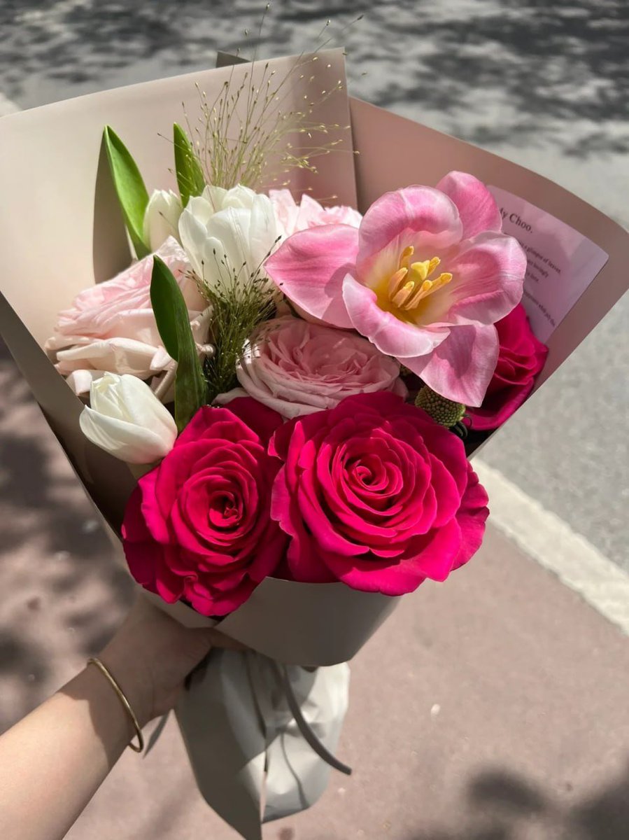 MOKBCDY's tweet photo. Before the roses bloom, they will bring us color and hope, and let us live happily every day.😊 https://t.co/9udUdFqBX6