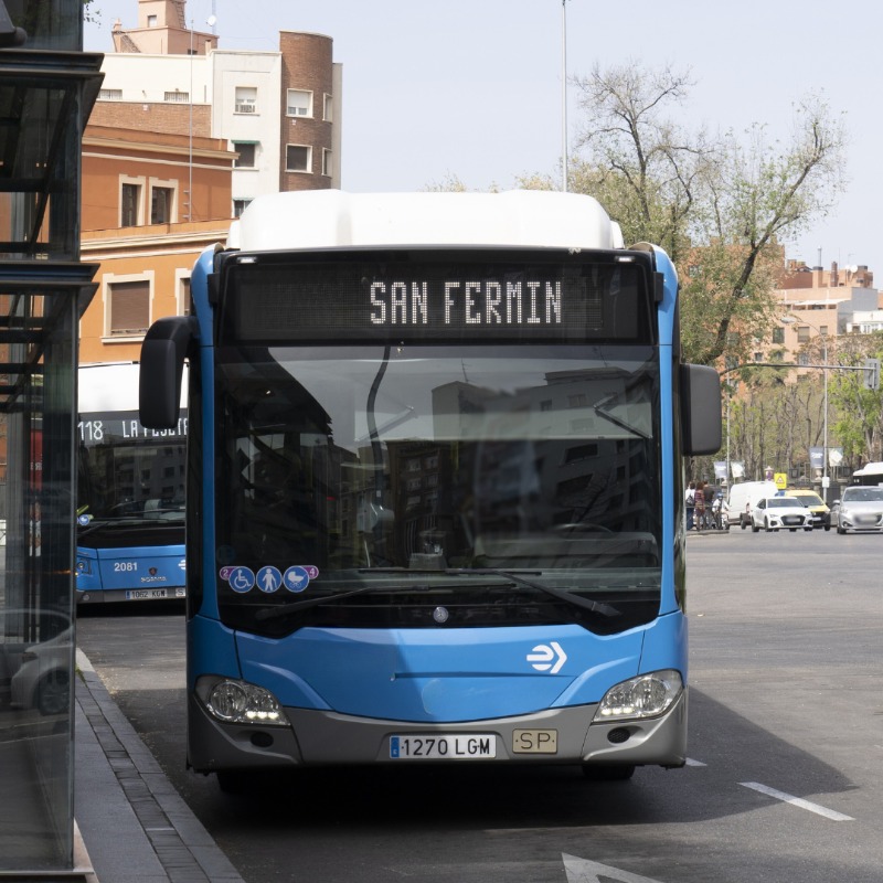 EMTmadrid's tweet image. ¡Buenos y frescos días! ❄️

🐂 Hoy nos vamos a #SanFermín aunque no sea 7 de julio. Y al castizo barrio de #Usera, que nos pilla más cerca que Pamplona.

🤔 ¿Qué línea nos lleva?

📍 ¿Dónde la hemos cogido?

🚍 ¿Y el modelo de bus es...?

¡A ver cuántas aciertas! ✅