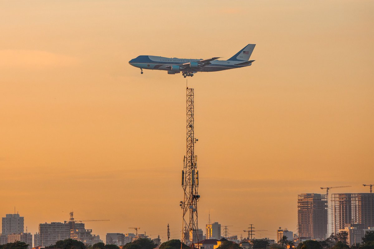 AnderssonSamD1's tweet photo. AIR FORCE ONE IN LUANDA | JOE BIDEN PRESIDENT
🇦🇴 🇺🇸 
Photoshoot by: Me
Aeroporto: 4 de Fevereiro

#bideninangola #usembassy #angolaembassy #biden #usangolachamberofcommerce https://t.co/xxoKMBbjmg