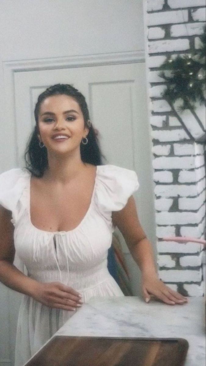 selenakisstell's tweet photo. She made the best food dishes so elegantly. Only Selena Gomez https://t.co/aR0yRMWBfR
