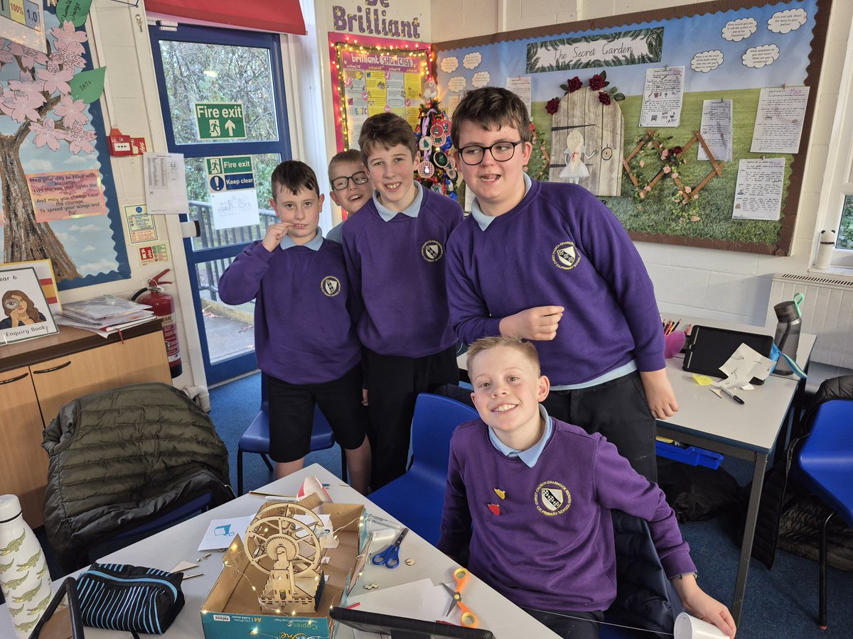 CCCRPrimary's tweet photo. The ferris wheel project is coming on! We definitely have future engineers in year 6 #cccrdt https://t.co/nDcBdiGPnG