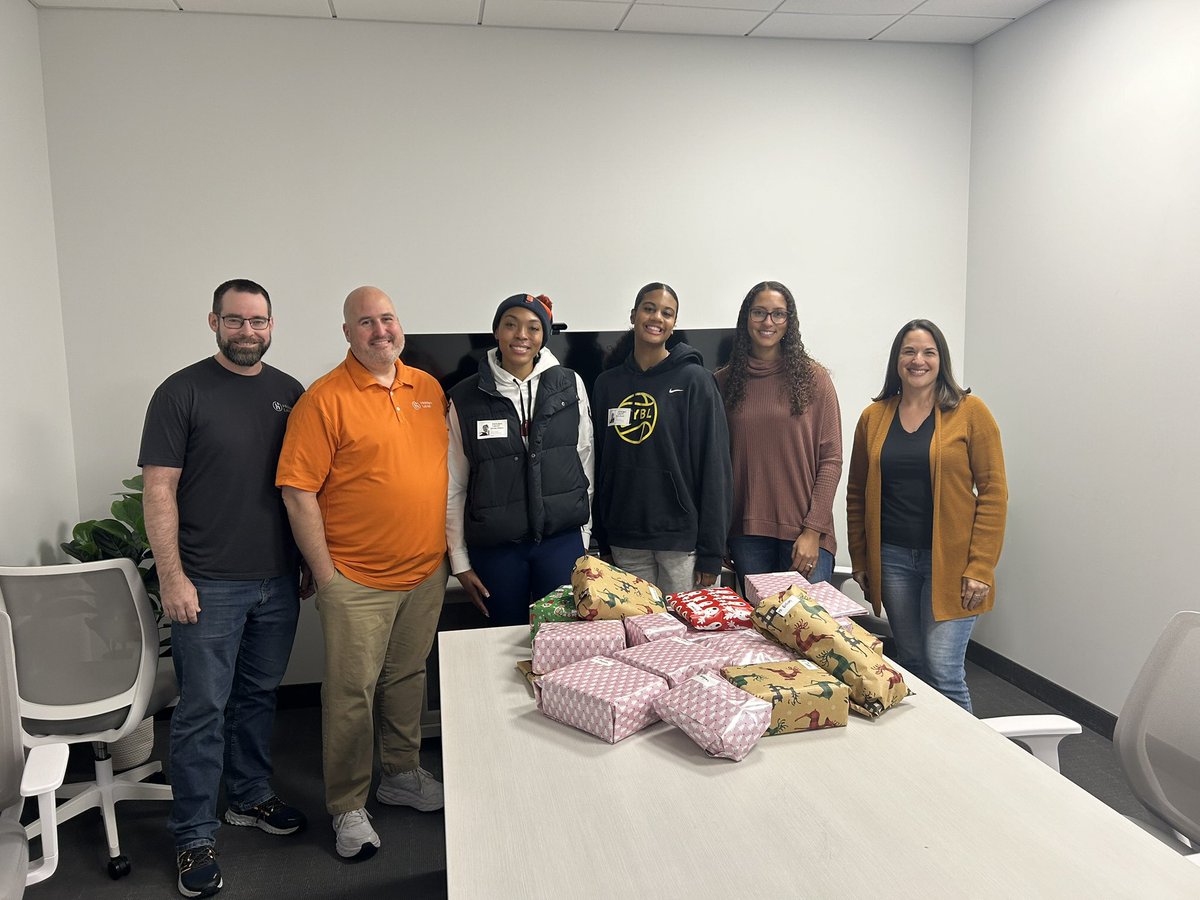 21SWilson's tweet photo. Last month, I was happy to be spend time with @HiddenLevelinc wrapping gifts in support for Griffin's Guardian. It's always fun to support our community.
Thank you @HiddenLevelinc for having me out! https://t.co/xBzia58crL