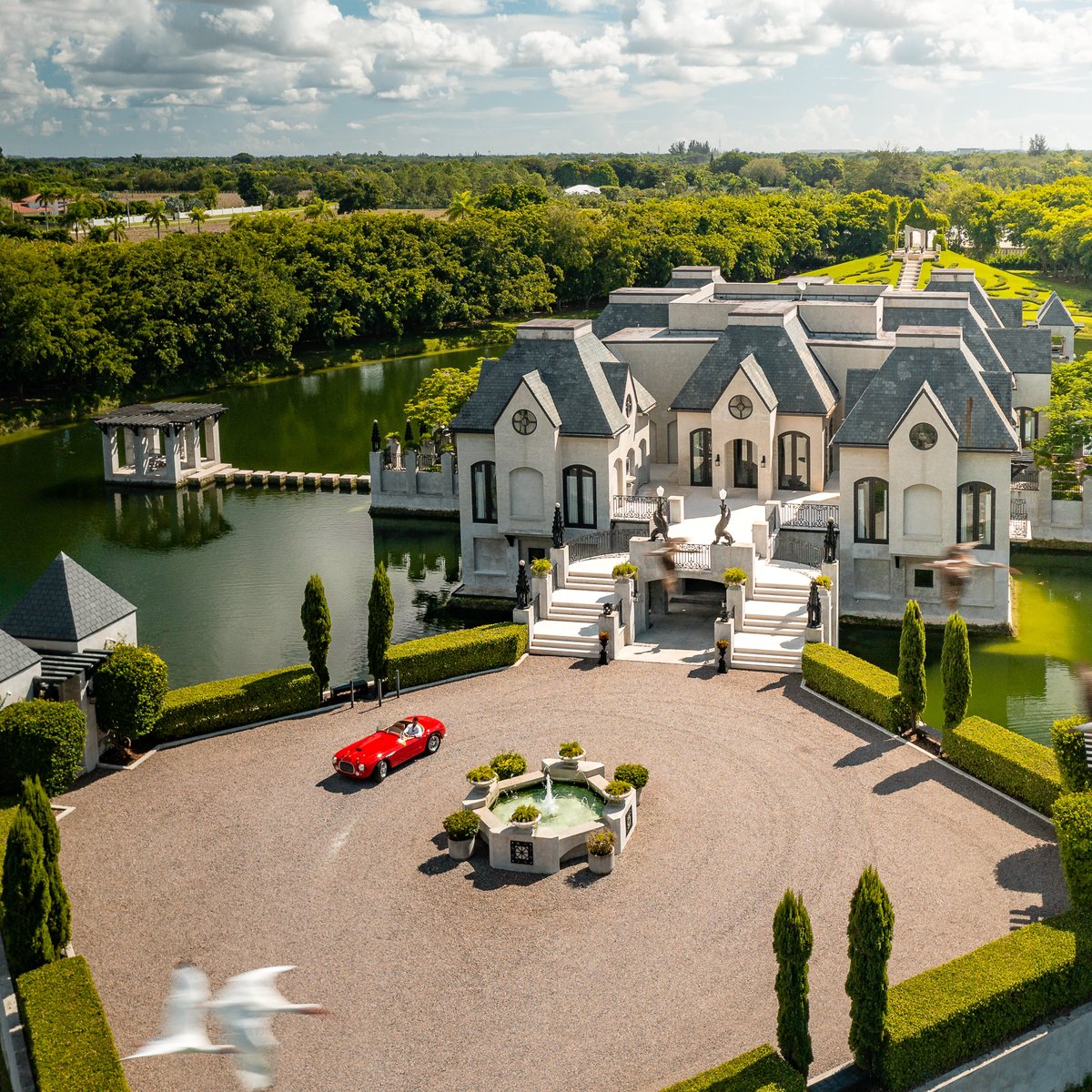 Zillow Gone Wild 🏡 tweet media