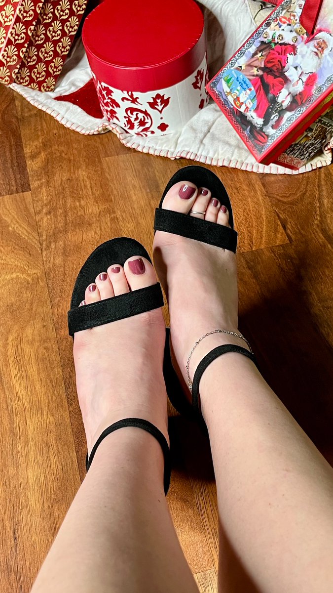 Happy Monday everyone!! It's getting close to Christmas
#feet #toes