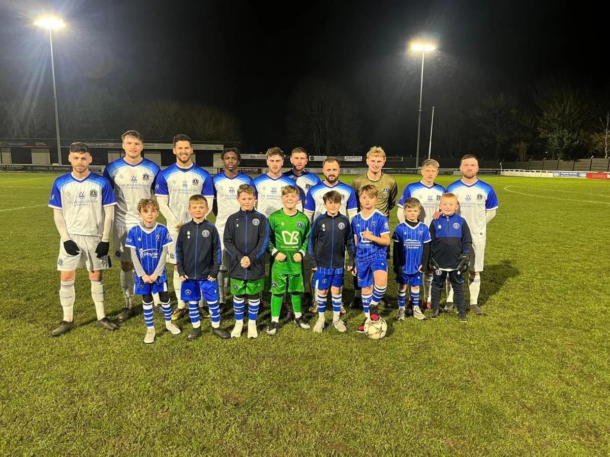 Fantastic to have so many of our junior players as mascots for our Friday night local derby v high flying Royton Town. A 2-2 draw on the night. 💙💙💙