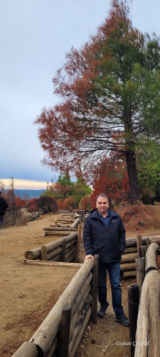 İlkbahar mi güzel sonbahar mi
İlki de sen oldu 
Sonumda sen oldu
Bir yanım çiçek açtı
Bir yanım yaprak döküyor.