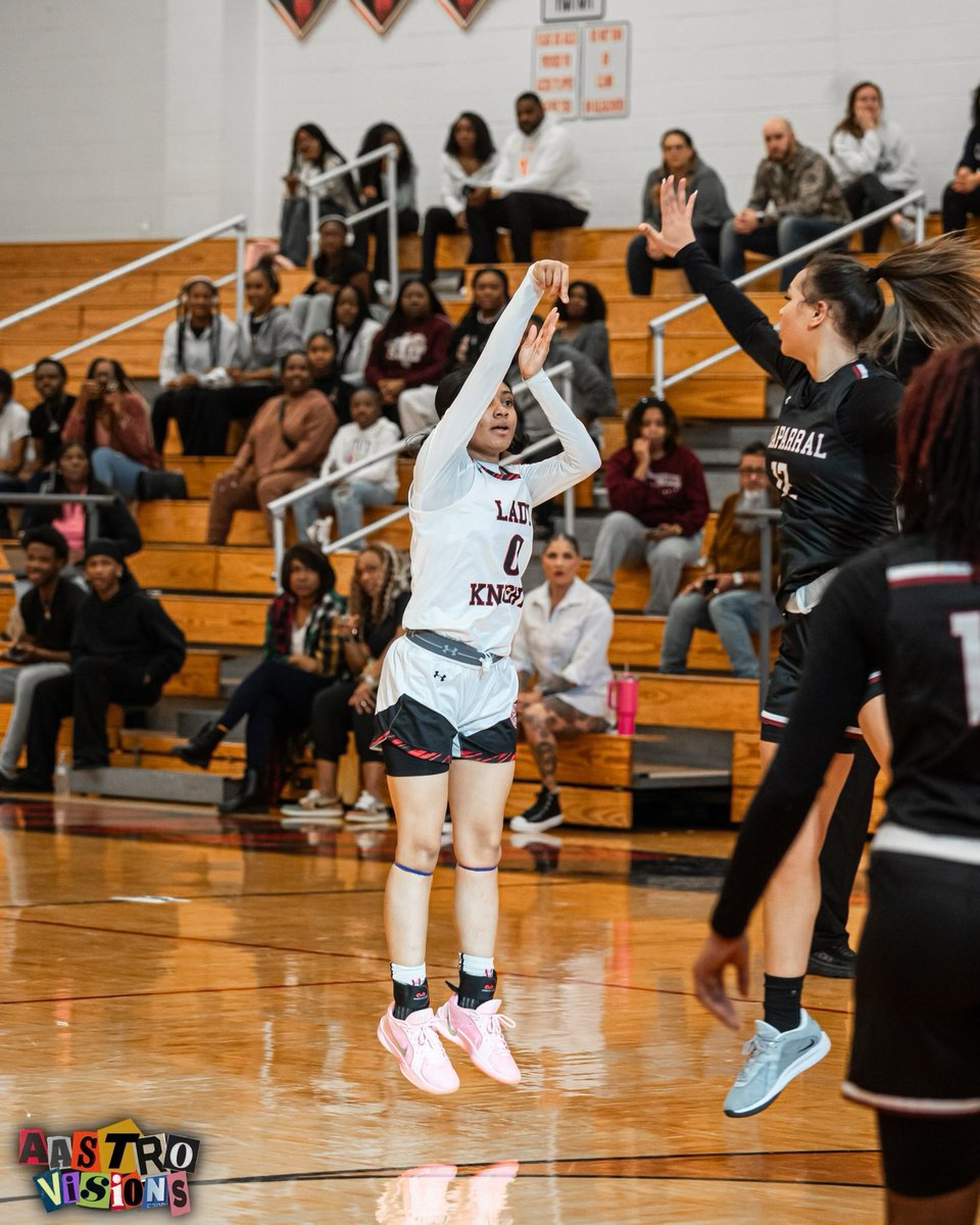 SidneeJade's tweet image. Sophomore year is dedicated to growth. Working on ALL of me. 
#imaworkinprogress #classof2027 #basketballneverstops #sophmoreyear #workingtowardsmygoals #outworkyesterday #backtobasics #becoachable #knowyourrole #basketballplayer #stayingfocused