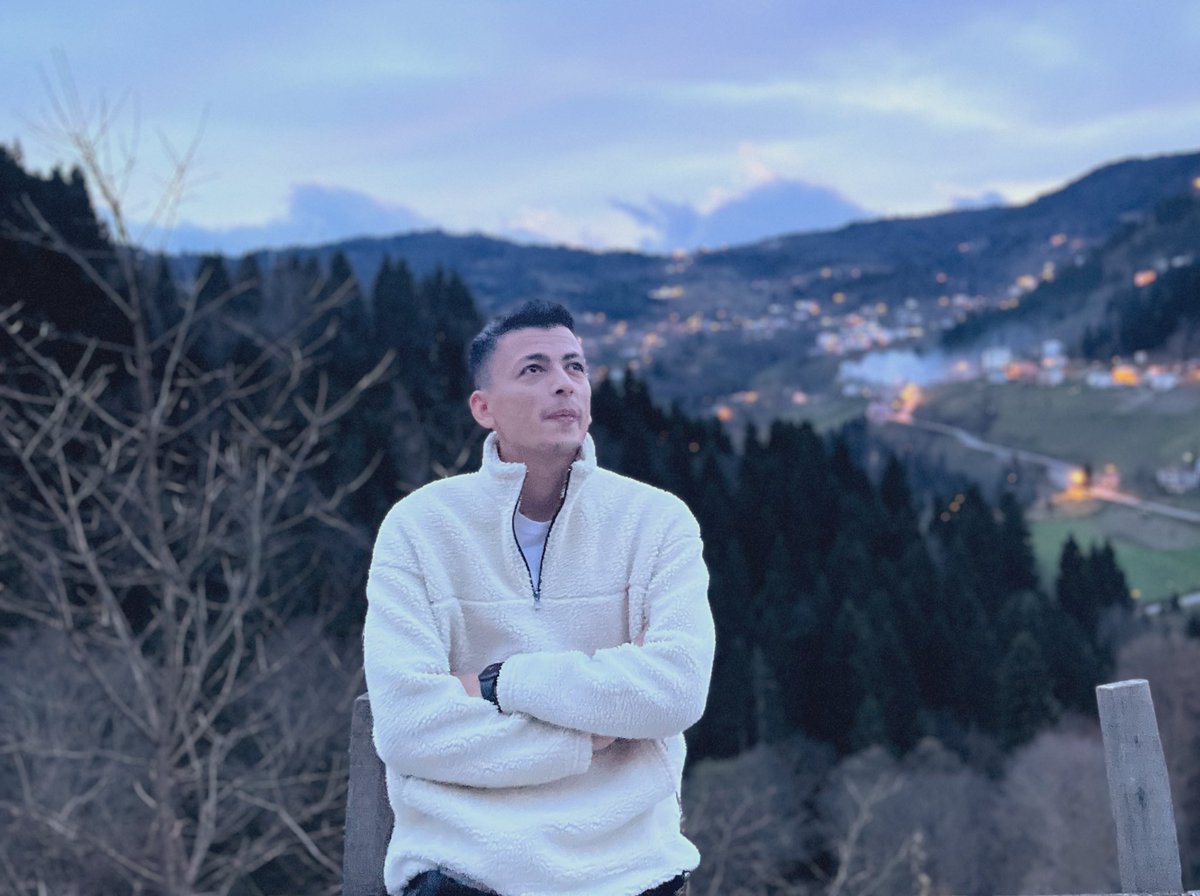 Yanlış anlamak için hazırda bekleyene, doğruyu anlatamazsınız. Siz ne kadar doğru anlatırsanız anlatın, karşınızdaki konuyu başka yere çekmek isterse çekiyor. Öz saygınız için anlayış yoksunu insanlardan uzak durun.
Kendinizi yıpratmanıza gerek yok bunlar için 👍