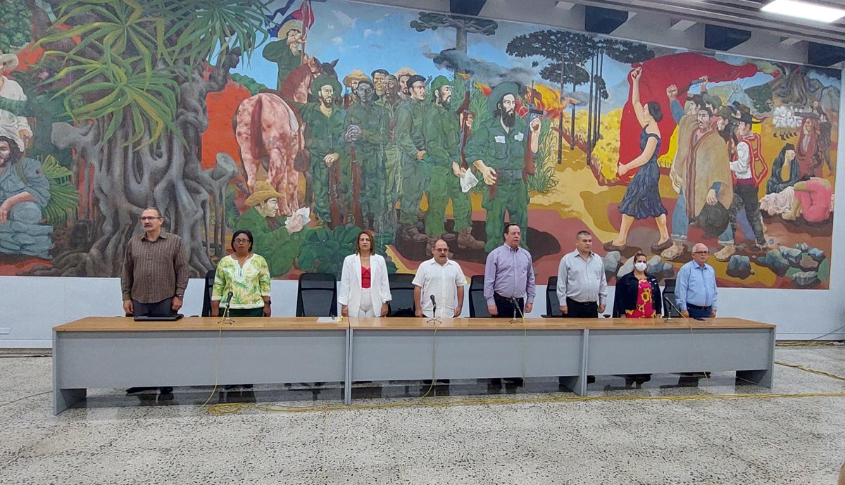 MINSAPCuba's tweet photo. ⚕️El agasajo especial en este día de la #MedicinaLatinoamericana para esos profesionales que se crecieron con sobradas muestras de consagración y compromiso, durante la contingencia electroenergética en #Cuba y en la recuperación tras el paso de los huracanes Oscar y Rafael. https://t.co/jglxE2GNu0
