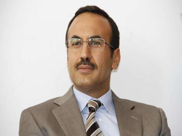 hedeel36's tweet photo. 2️⃣ نص كلمة  نائب رئيس المؤتمر الشعبي العام أحمد علي عبدالله صالح كلمةً بمناسبة الذكرى السابعة لثورة الثاني من ديسمبر
الإخوة والأخوات..
إنَّ الزعيم الشهيد علي عبد الله صالح لم يكن يوماً مِلْكاً لنفسه أو أسرته، بل كان مِلكاً للشعب، وخلَّف إرثاً عظيماً من المواقف والإنجازات يتذكرها له الشعب الوفيُّ على مدى أكثر من ثلاثة عقود، من تحمُّله مسؤولية قيادة مسيرة الوطن وكرَّس كل جهده من أجل أن ينتصر لكرامة وحرية الشعب وسلامة الوطن، وتوَّجَها بالتضحية بروحه من أجل أن لا يخيب ظن الشعب فيه، وكان من السهل عليه بعد أن ترك السلطة سلمياً، وحقن دماء اليمنيين، أن يعيش خارج الوطن منعَّماً مرفَّهاً، لكنه أبى إلا أن يكون ذلك القائد الوطني الشجاع، وأن يعيش في وطنه وبين شعبه، ورفض كل العروض والإغراءات التي قُدِّمت له، من أجل أن يكون بعيداً عن الوطن وهموم الشعب. هذا هو علي عبدالله صالح، الذي عرفه الشعب اليمني.

لذلك سنظل أوفياء ما حيينا لإرثه ومبادئه ومواقفه، مستلهمين نهجه الوطني ومستفيدين من كل الأخطاء والسلبيات، ومدركين كل متغيرات الواقع وما تقتضيه مصلحة الوطن والشعب، التي هي بوصلتنا وأساس قناعتنا فيما يتوجب عمله من أجل حاضر شعبنا ومستقبل أجياله، ومن أجل يمنٍ حُرٍ مزدهرٍ، ينعم بالأمان والسلام، ويتشارك مع كل أشقائه وأصدقائه كل ما فيه الخير والنماء للجميع.

الإخوة والأخوات.. 
لنجعل من يوم الثاني من ديسمبر محطة للتأمل والانطلاق نحو الأمام، متحررين من كل السلبيات والتعقيدات التي تحاول شدن�� إلى الخلف أو تكبيلنا بحسابات أو مشاريع صغيرة عفا عليها الزمن، فنحن أبناء اليوم وأبناء الغد وأبناء هذا الشعب الجسور، الذي صنع لنفسه في غابر الأيام أمجاداً يزهو بها التاريخ، وهو قادر على أن يصنع لنفسه حاضراً ومستقبلاً، تمتد جسوراً مع أمجاده وحضارته، وحان الوقت أن يكون لليمن حضوره ودوره المحوري في محيطه العربي والإسلامي والدولي، وأن يشرق فجره الوضاء في كل الأرجاء، واليمن الذي نتطلع إليه هو يمن التسامح والتعايش... يمن الأمن والأمان والاستقرار... يمن العطاء والتقدم والازدهار... يمن المحبة والخير.

دمتم ودام الوطن حُراً عزيزاً كريماً
المجد والخلود لكل شهداء الوطن
والسلام عليكم ورحمة الله وبركاته
أحمد علي عبد الله صالح – نائب رئيس المؤتمر الشعبي العام