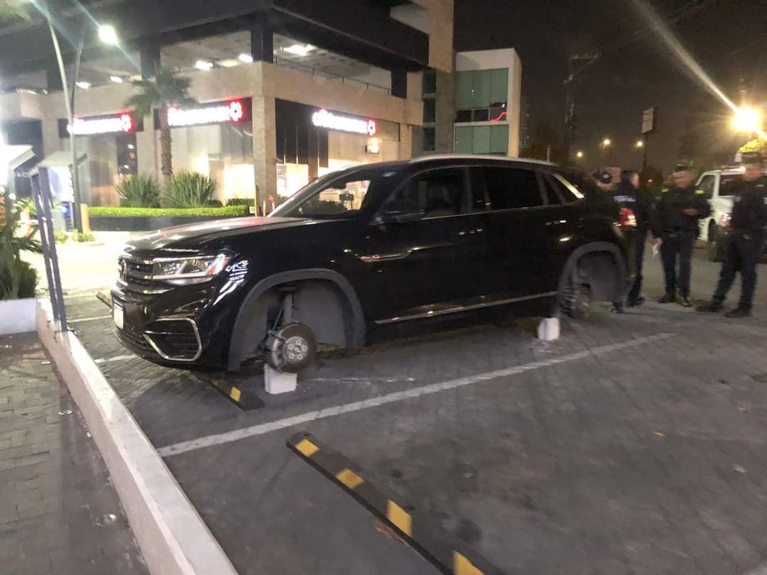 elincorrectosoy's tweet photo. #QueCoraje‼️ Una camioneta que estaba en el estacionamiento de paga de Centro Mayor, en Zavaleta fue desvalijada 😡 LA DEJARON SOBRE TABIQUES... y lo peor es que la administración de la plaza comercial NO SE HACE RESPONSABLE, ¿entonces de qué sirve pagar? https://t.co/W7j2jIg2CG