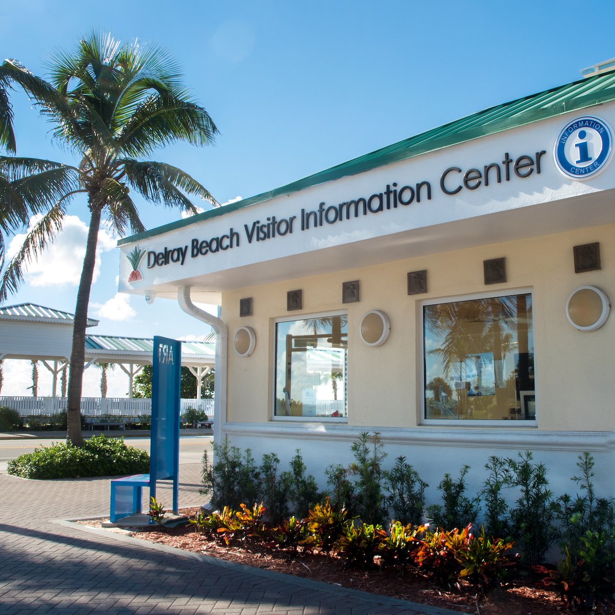 We are #HIRING! We are looking for a Volunteer Coordinator who will oversee the Visitor Information Center and all volunteers in Downtown Delray. If you have experience in hospitality, tourism or volunteer coordination, apply by THIS FRIDAY, Dec 6th: downtowndelraybeach.com/sites/default/…
