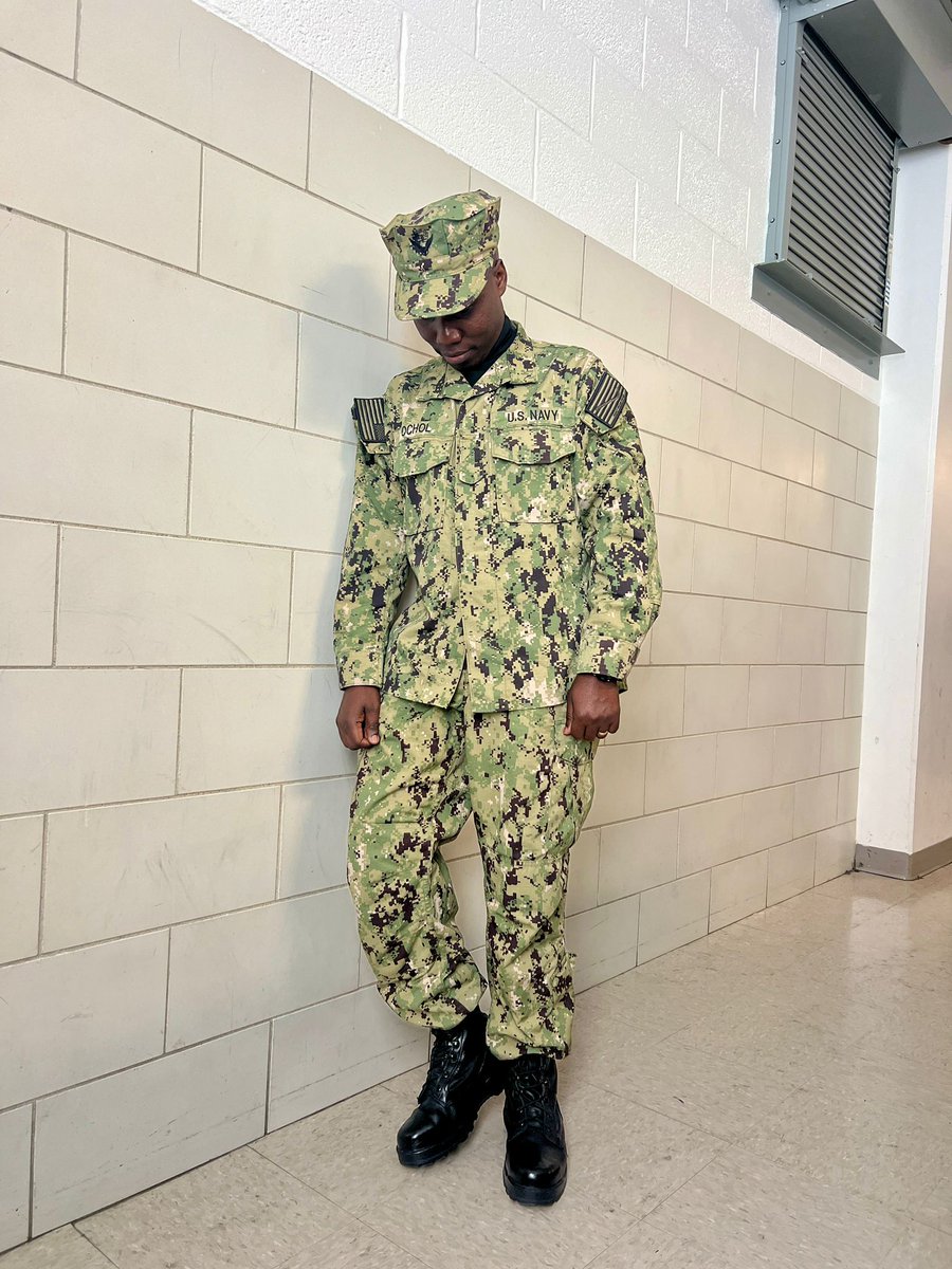 Sudhirntv's tweet photo. Former NTV's reporter Maurice Ochol in his US Navy uniform. Keep congratulating him. 🎊 @mauriceochol https://t.co/FDALFUNinl