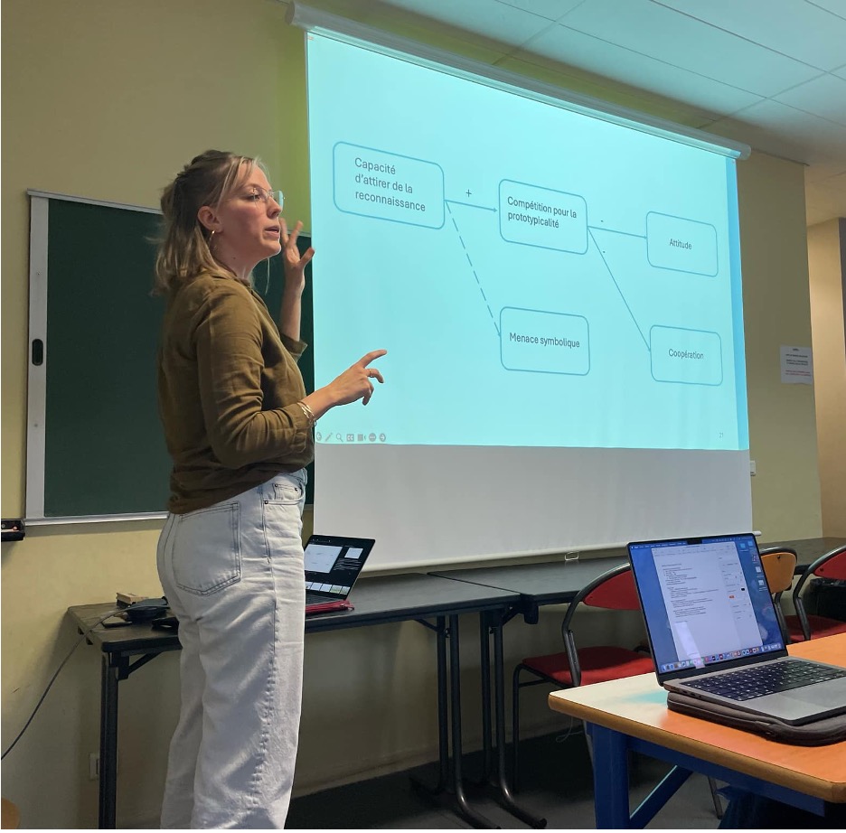 LPS (@lps_paris5) on Twitter photo Lundi dernier, le LPS a eu le plaisir d'accueillir <a href="/PaulineGrippa/">Pauline Grippa</a>, de l'Université Libre de Bruxelles, pour une présentation passionnante et stimulante sur les conflits au sein des mouvements sociaux dans un approche psychosociale 🤩👏
Merci encore Pauline ! 🙏 Lundi dernier, le LPS a eu le plaisir d'accueillir <a href="/PaulineGrippa/">Pauline Grippa</a>, de l'Université Libre de Bruxelles, pour une présentation passionnante et stimulante sur les conflits au sein des mouvements sociaux dans un approche psychosociale 🤩👏
Merci encore Pauline ! 🙏