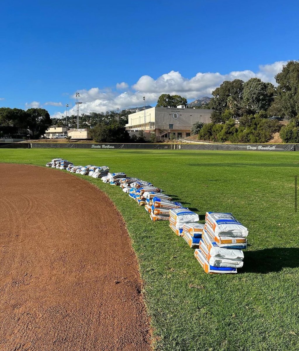 Turfaceproducts's tweet photo. Christmas came early for the Santa Barbara Don's Baseball crew! Turface Pro League Elite in Champion Brown ๐๐ผ
#DIRTGottaLovelt #over60YearsStrong #turfaceelite #groundscrew #fieldmaintenance https://t.co/bUQNjjhGmt