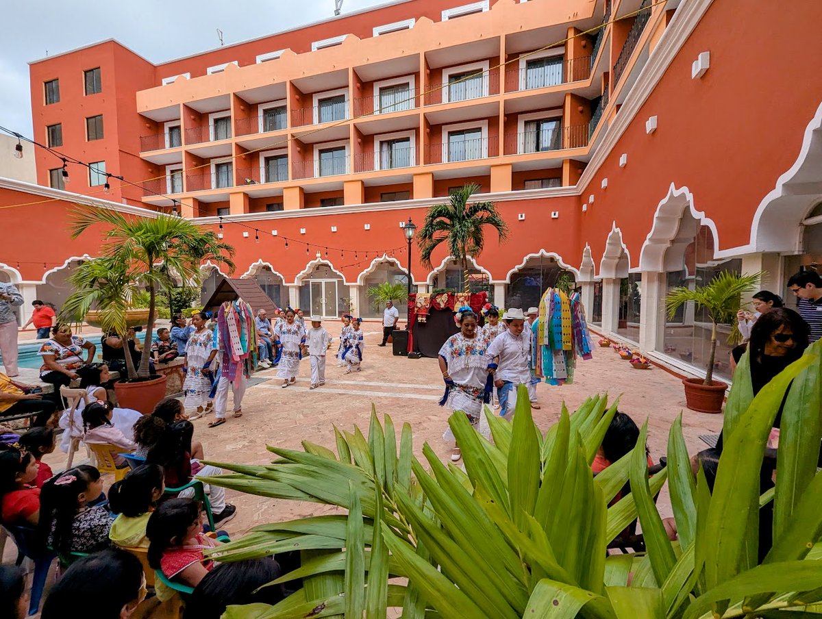 CansahcabCC's tweet photo. 🎄✨ Ayer, 1 de diciembre, nuestros niños de jarana brillaron en el prendido del árbol de Navidad en el HolidayInn. ¡Un desayuno especial y lindos regalos hicieron su día inolvidable! 🎁💃 🙏 Gracias a quienes hicieron posible esta experiencia tan mágica. 💚 https://t.co/Nd7aAQ6fz1