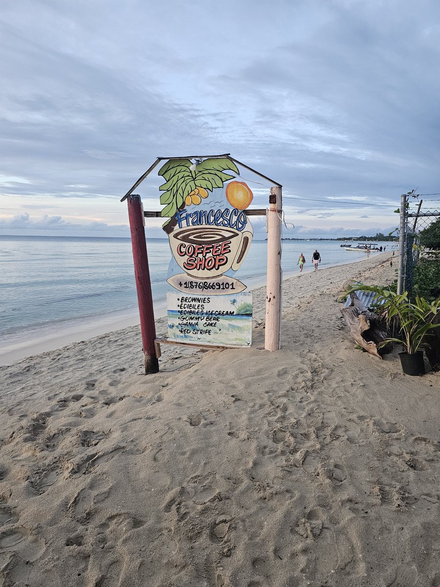 freemotionfrank's tweet photo. Francesco Coffee Shop on the 7 Mile Beach #Negril Jamaica 👍 https://t.co/J8c1RZwG2u