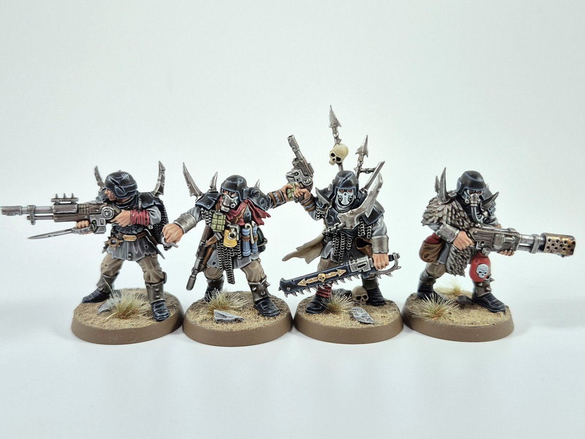 Took some photos of the traitor guard that I painted when Blackstone Fortress came out. I painted these fast (for me) but never painted the other 7 from the set. Neat minis, now overshadowed by the more recent traitor releases. #paintingwarhammer #WarhammerCommunity #Warhammer40k