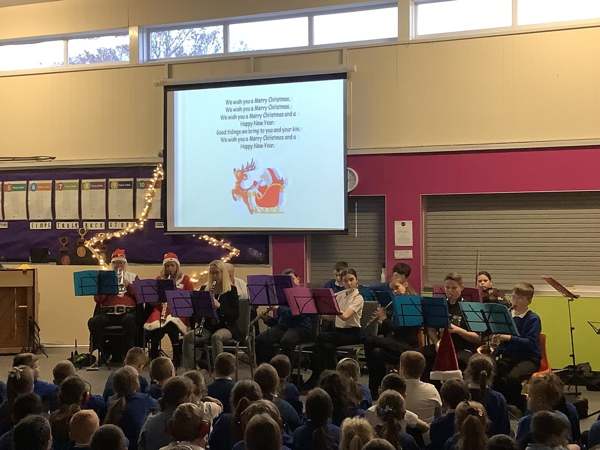 The festive season is officially here. Tree dressing this afternoon.❤️🎄