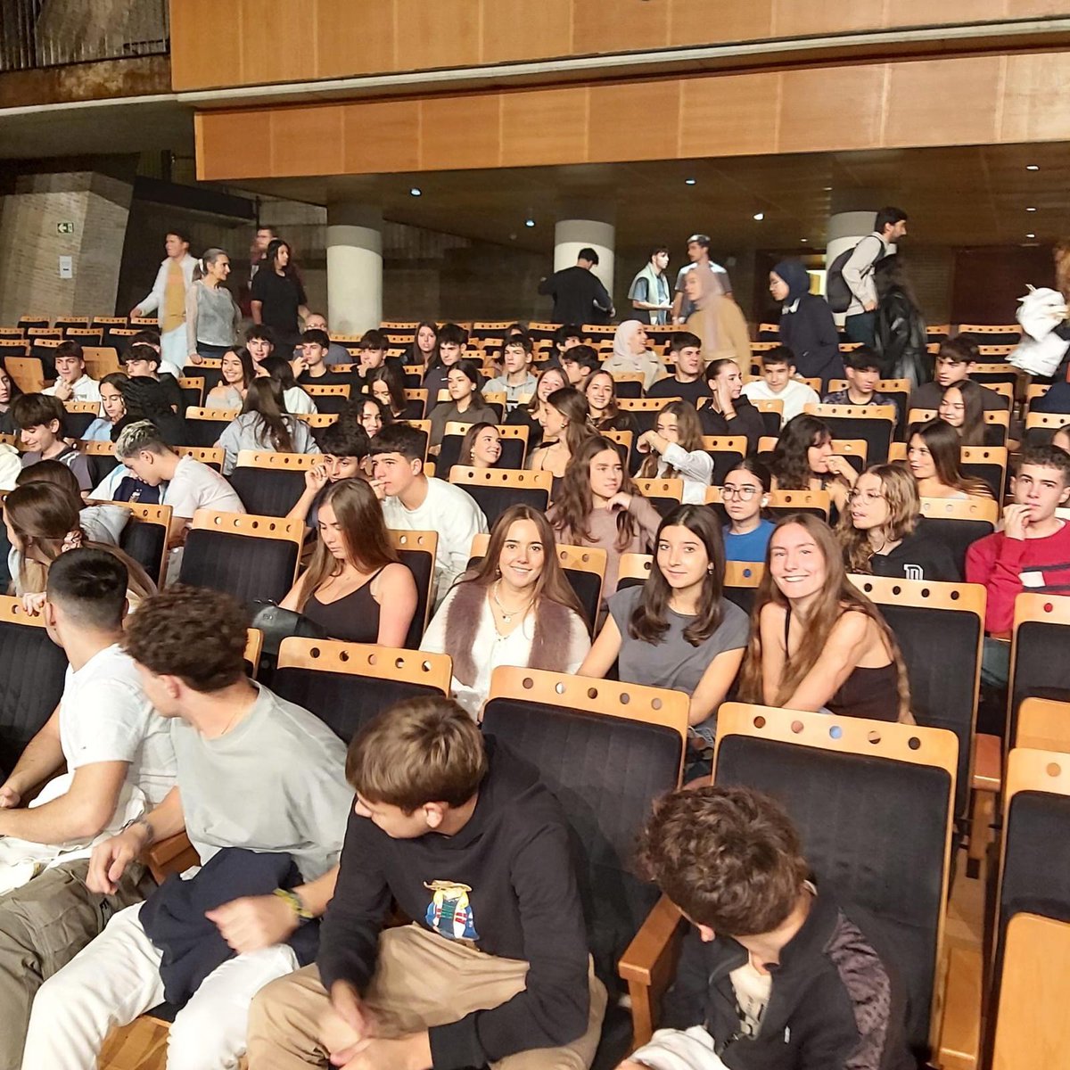 Els alumnes de 1r de Batxillerat i CFGS van participar a "Debat a BAT" sobre ansietat 🧠. Van aprendre a gestionar-la amb educació emocional i van discutir l'ús conscient de xarxes socials 📱. #xerrades #alumnes #batxillerat #formacióprofessional #Tarragona