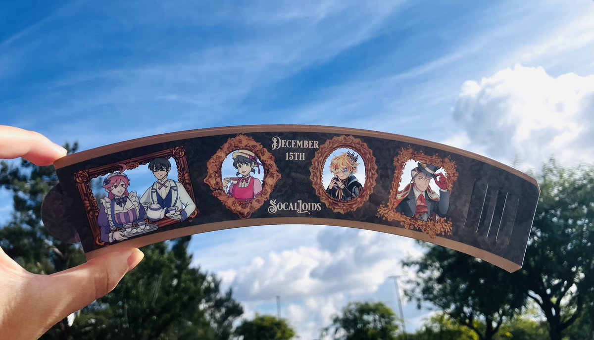 SoCalLoid's tweet image. [CUPSLEEVE DESIGN REVEAL]
Our PVC cupsleeve is durable and features clear panels to highlight the character portraits. It features the #Vocaloids Kiyoteru, Miki, Yuki, Oliver and Big Al, drawn by @Untramen_Taro @TsuruRoach and @MystSaphyr