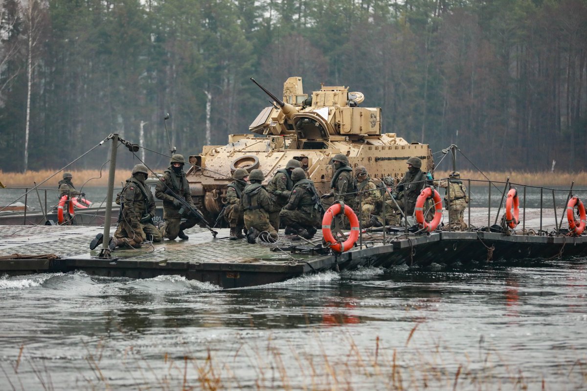 VCorps's tweet image. On Friday, @USArmy Soldiers from @1stCavalryDiv alongside soldiers from Poland, Lithuania and the U.K. completed a successful wet gap crossing during exercise #Tumak24 at Bemowo Piskie Training Area in Poland. 

#ItWillBeDone #StrongerTogether #WeAreNATO
