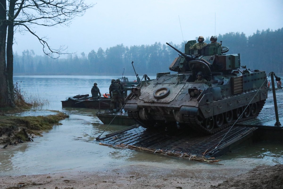 VCorps's tweet image. On Friday, @USArmy Soldiers from @1stCavalryDiv alongside soldiers from Poland, Lithuania and the U.K. completed a successful wet gap crossing during exercise #Tumak24 at Bemowo Piskie Training Area in Poland. 

#ItWillBeDone #StrongerTogether #WeAreNATO