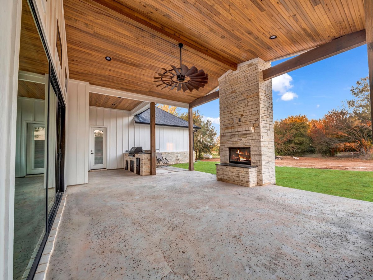 ✨ Nestled beneath a beautiful outdoor patio, this handcrafted masterpiece brings rustic charm and a gentle breeze to your patio. 

Featuring our Copper Crisp #WindmillCeilingFan with a ranch brand on the motor! 

Elevate your #outdoorliving experiences with the timeless allur...