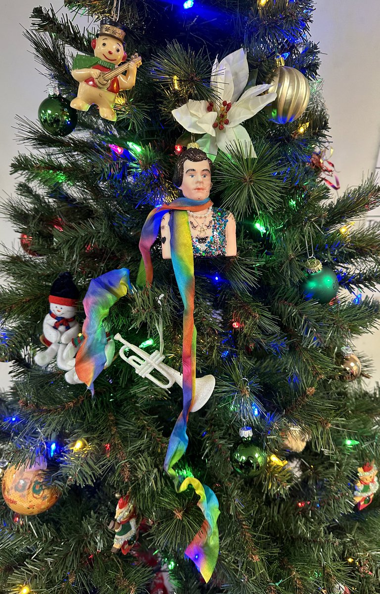hsunflowerlou's tweet photo. popping in to show off my office christmas tree https://t.co/tXCqHFhuIU