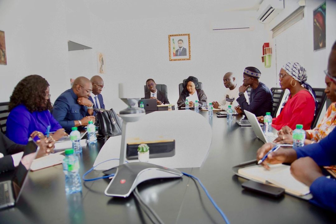 FONGIP's tweet photo. Nouveau partenariat 🤝🏾 prometteur entre le #FONGIP et le #FDTT qui vont collaborer pour financer 2000 nouveaux taxis. Une étape clé pour améliorer la mobilité dans nos villes. #Visionsénégal2050 https://t.co/nCVYnoosnx