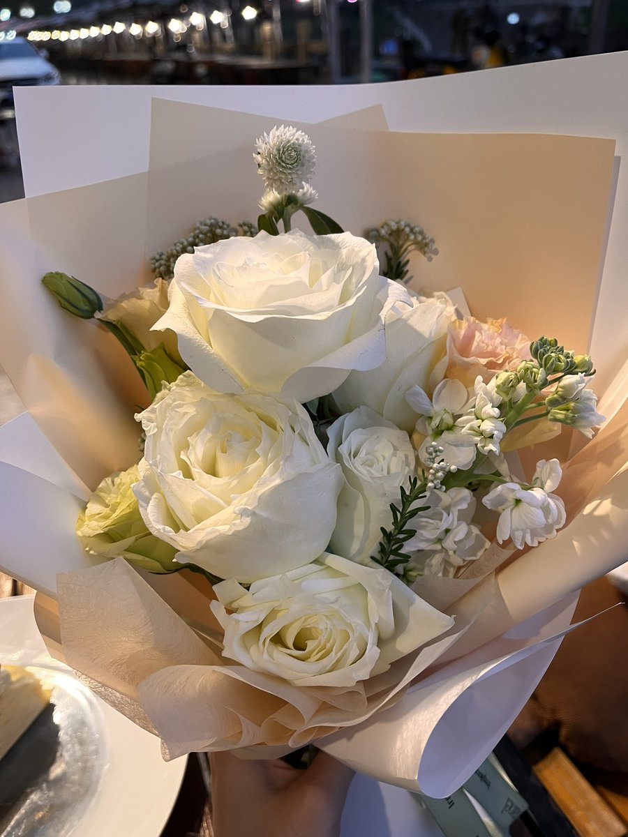 和朋友吃了最近很火的甜品店還收到了花^ ^久違的現充生活～