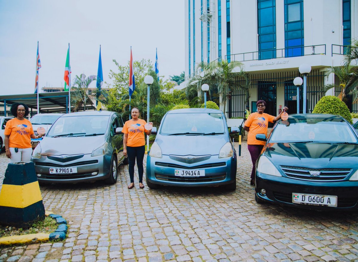 wasili_burundi's tweet photo. 🚗🚙 Durant les #16JoursDActivisme, les véhicules de @wasili_burundi arborent des kits d'information comportant des messages essentiels, ainsi que les coordonnées du @CentreSeruka et de l'#AFJB, pour garantir une prise en charge gratuite et confidentielle des victimes des #VBG. https://t.co/dIFgUdtjuA