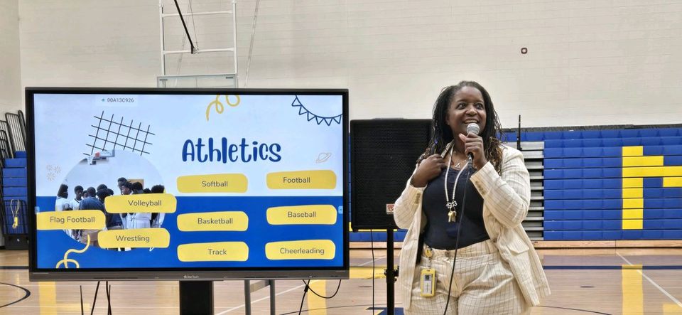 ELM_HCS's tweet image. Students formal introduction of Principal Holsey; she talked about Academics, Athletics and Co-Curricular activities! As well as refreshing high expectations with the goal of becoming #1! #EagleStrong 💙💛🦅
@PrincipalHolsey @HenryCountyBOE @JustTeaTea @ParkerTashekia