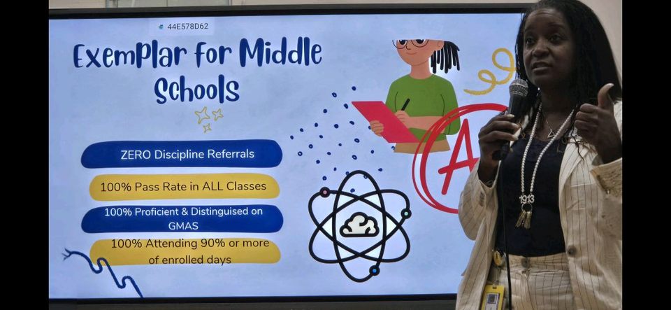 ELM_HCS's tweet image. Students formal introduction of Principal Holsey; she talked about Academics, Athletics and Co-Curricular activities! As well as refreshing high expectations with the goal of becoming #1! #EagleStrong 💙💛🦅
@PrincipalHolsey @HenryCountyBOE @JustTeaTea @ParkerTashekia