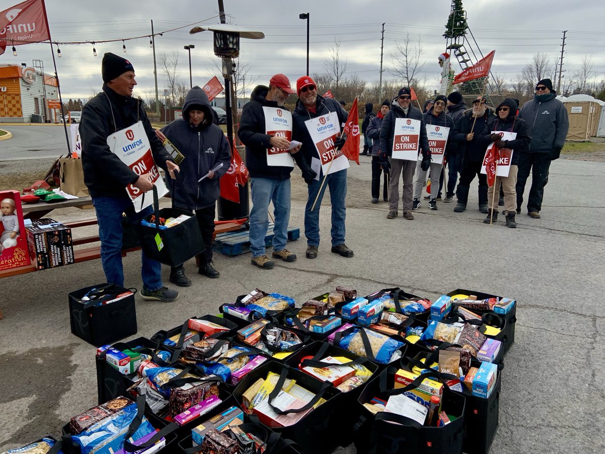 UniforTheUnion's tweet photo. Operation Christmas Cheer, which proudly helps striking workers during the holidays, came by the Best Theratronics picket line in Kanata this morning, delivering grocery food hampers, toys for kids, and $100 grocery gift cards to members collecting strike pay.
#canlab https://t.co/vFeJpLiURc