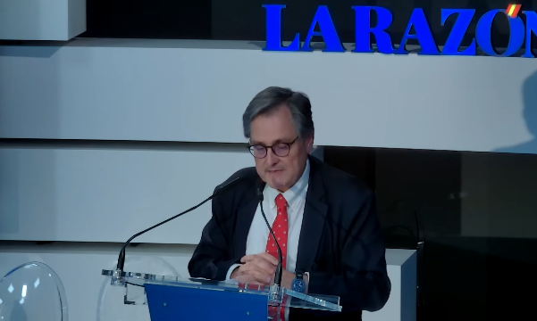 larazon_es's tweet photo. 🎙️ Clausura a cargo de Francisco Marhuenda, director de La Razón. Una reflexión sobre la relevancia de la logística en el presente y futuro de la defensa nacional 🇪🇸 #ForoDefensaLR https://t.co/cRQ2Q7fqWW