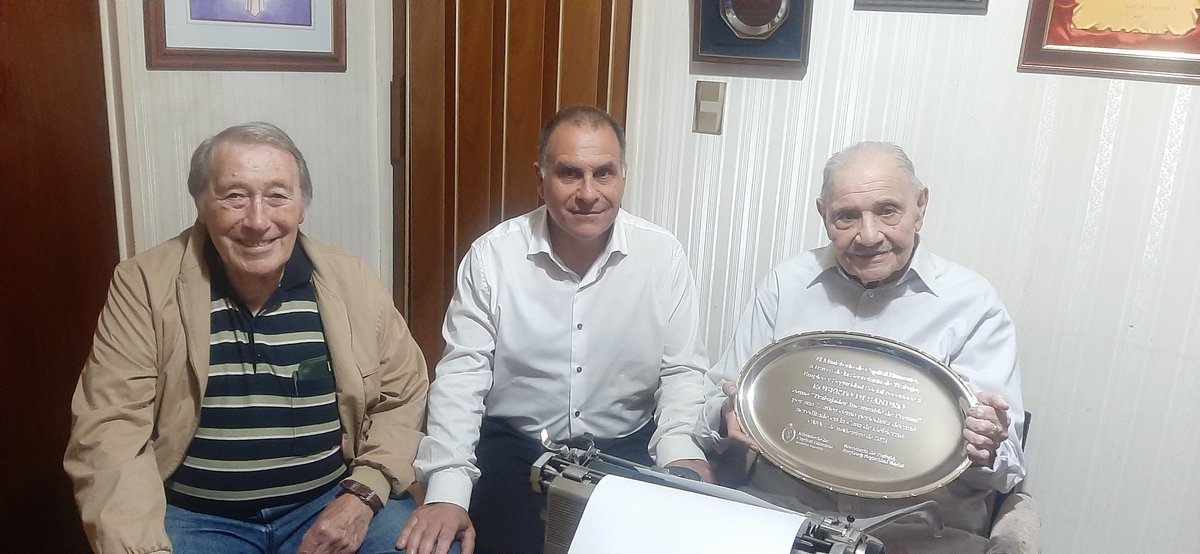 Hoy Roberto Di Sandro anunció su salida del periodismo tras 77 años en Casa de Gobierno y 93 años de edad. El querido "tano" es record Guinness, superando a una periodista norteamericana.

Un honor estar junto a amigos y a José Ignacio Lopez, el vocero de la Democracia.