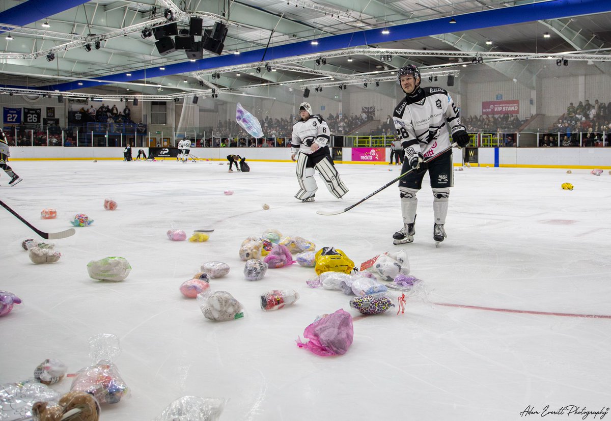 hullseahawks's tweet photo. 𝗔𝗜𝗥 𝗧𝗛𝗘 𝗕𝗘𝗔𝗥 𝟮𝟬𝟮𝟰 🐻 

What is Air the Bear you ask? 🤨

You fans get to throw bears/soft toys onto the ice when Seahawks score their first goal of the game! 😍

Find out all the details about this Saturday’s amazing game against the Romford Raiders! ⬇️

READ HERE 🔗 https://t.co/SJ2iGQq8W7