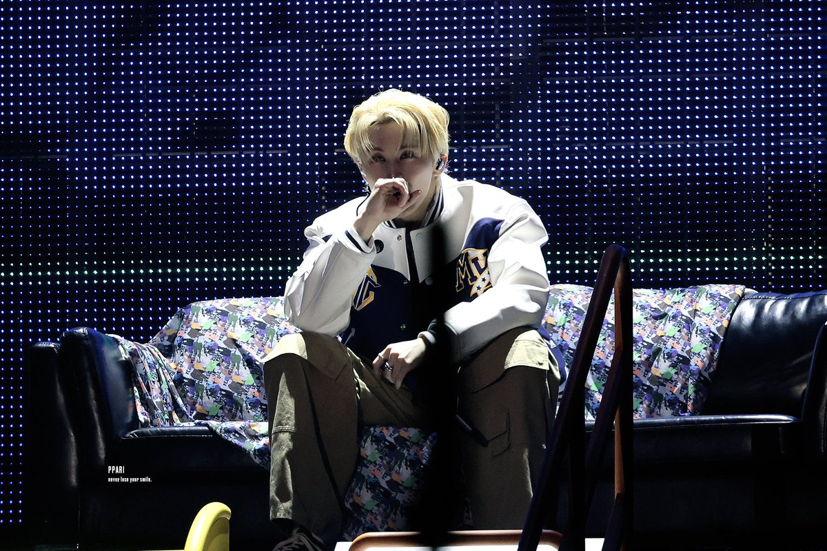 PPARI_Mark's tweet photo. 🛋🐯🎼 #마크 #MARK https://t.co/IAoaDYIkql