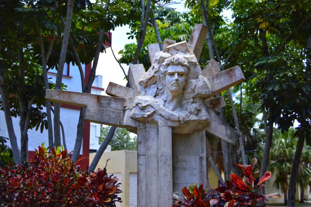 DrRobertoMOjeda's tweet photo. La @UniversidadPCC "Ñico López" cumple 64 años. Como previó #Fidel, su labor ha sido y continúa siendo fundamental para la preparación de cuadros y militantes. ¡Felicidades! #ConLaFuerzaDeLaUnidad https://t.co/Ag0jamgdQJ