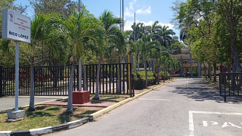 DrRobertoMOjeda's tweet photo. La @UniversidadPCC "Ñico López" cumple 64 años. Como previó #Fidel, su labor ha sido y continúa siendo fundamental para la preparación de cuadros y militantes. ¡Felicidades! #ConLaFuerzaDeLaUnidad https://t.co/Ag0jamgdQJ