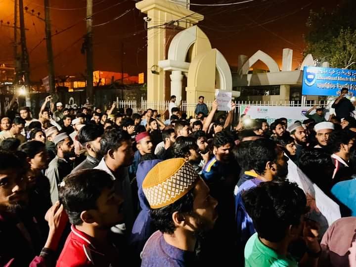 fahad_shaoon's tweet photo. We have never bowed to anyone's dominance, nor will we ever do so in the future. We will uphold the honor and dignity of the flag of our independent country until the end of time, Insha'Allah.
Motherland or death.
#IIUC
#International_Islamic_University_Chittagong
#ShameOnIndia https://t.co/gsYwT7dVv7