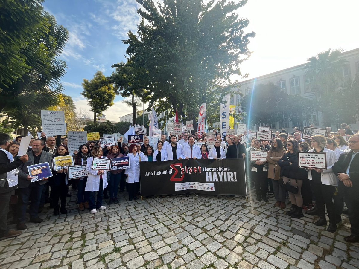 izahedorgtr's tweet photo. Eylemimizin ilk gününde İzmir Sağlık Platformu olarak İzmir İl Sağlık Müdürlüğü önünde bir araya geldik, basın açıklamamızı gerçekleştirdik. 💪🏻 https://t.co/6kahlE7ENR